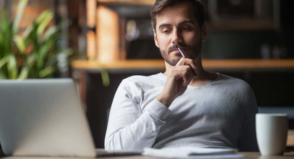 Homem pensando em questionamento socrático