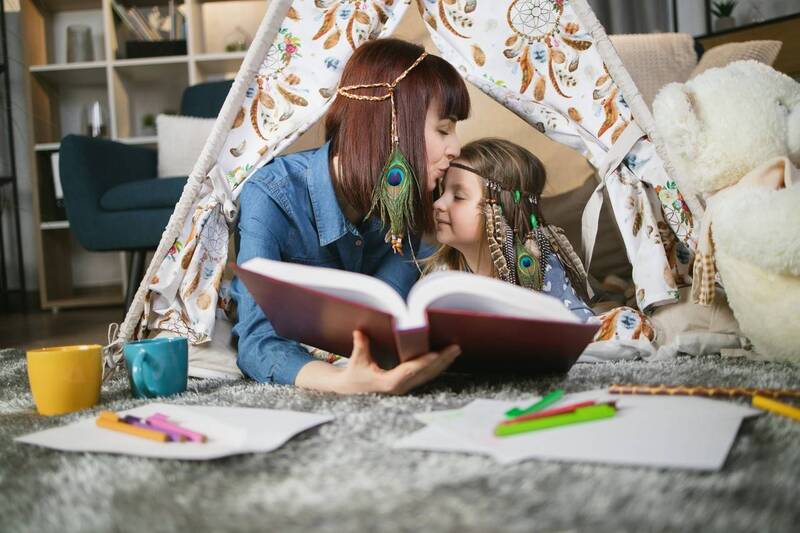 mãe contando história para a filha