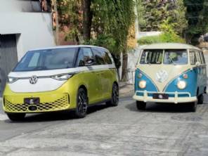 VW Kombi e ID.Buzz: um encontro histórico; assista ao vídeo