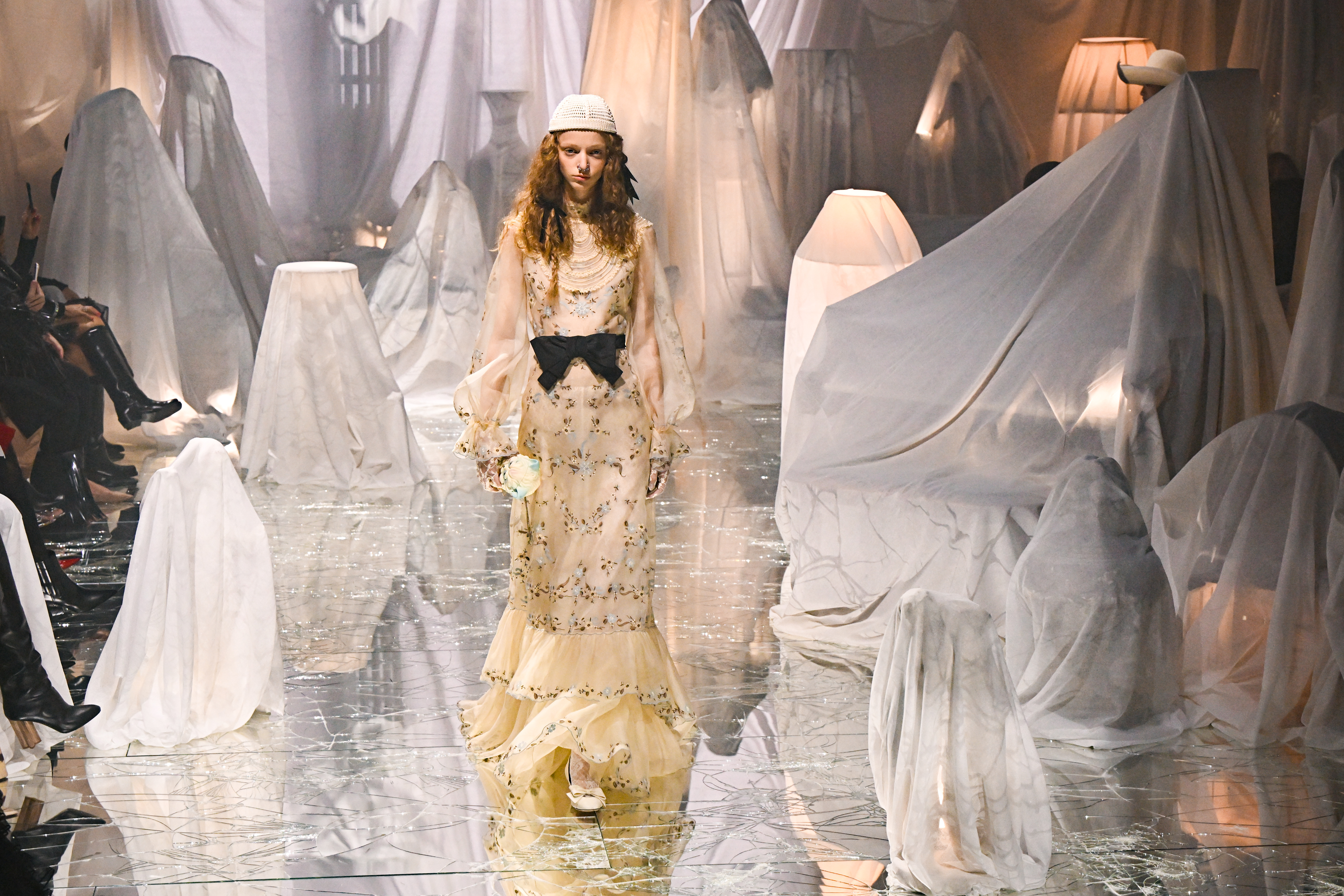 Desfile de primavera-verão 2025 da Valentino na semana de moda de Paris