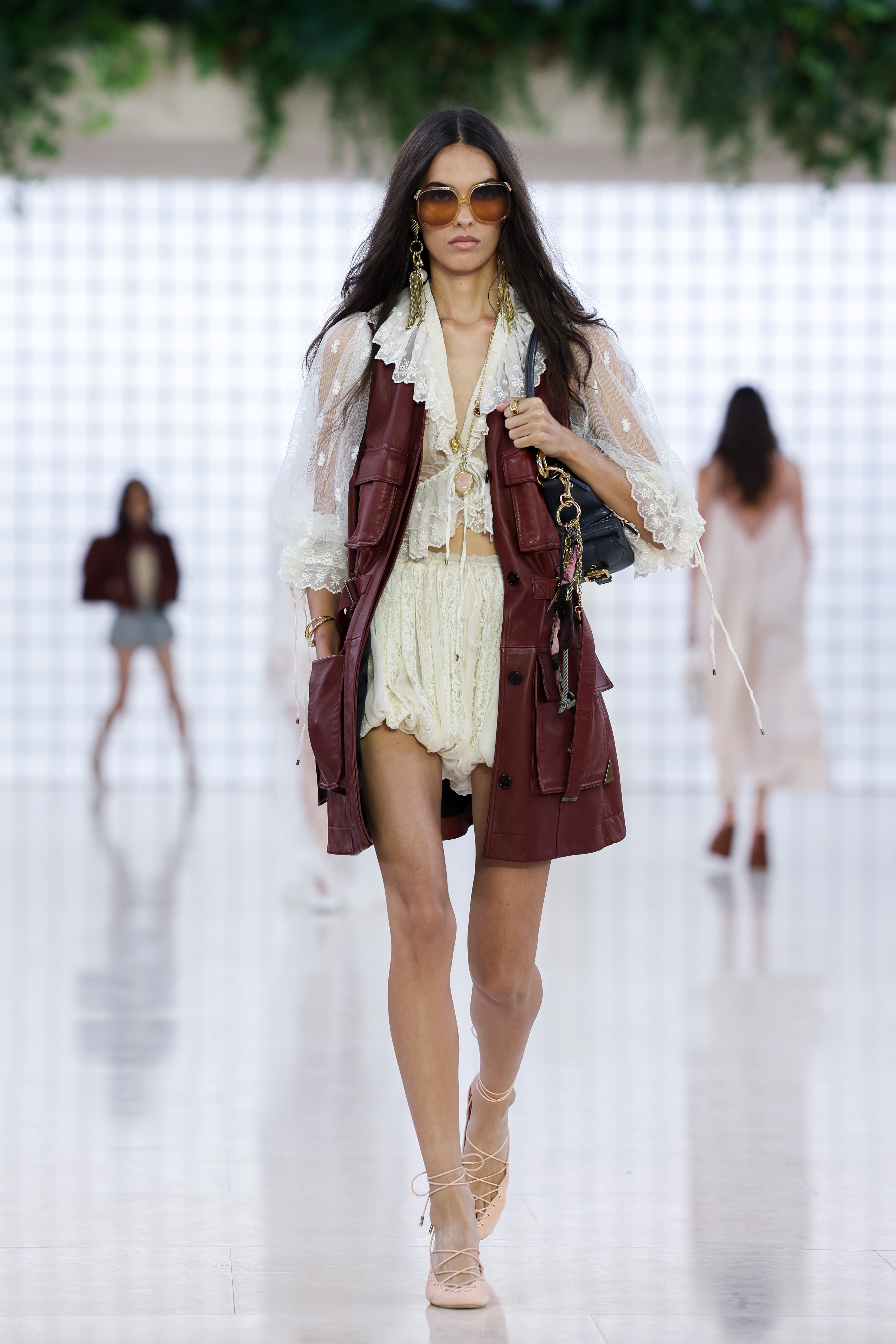 Desfile da coleção de primavera-verão 2025 da Chloé na semana de moda de Paris