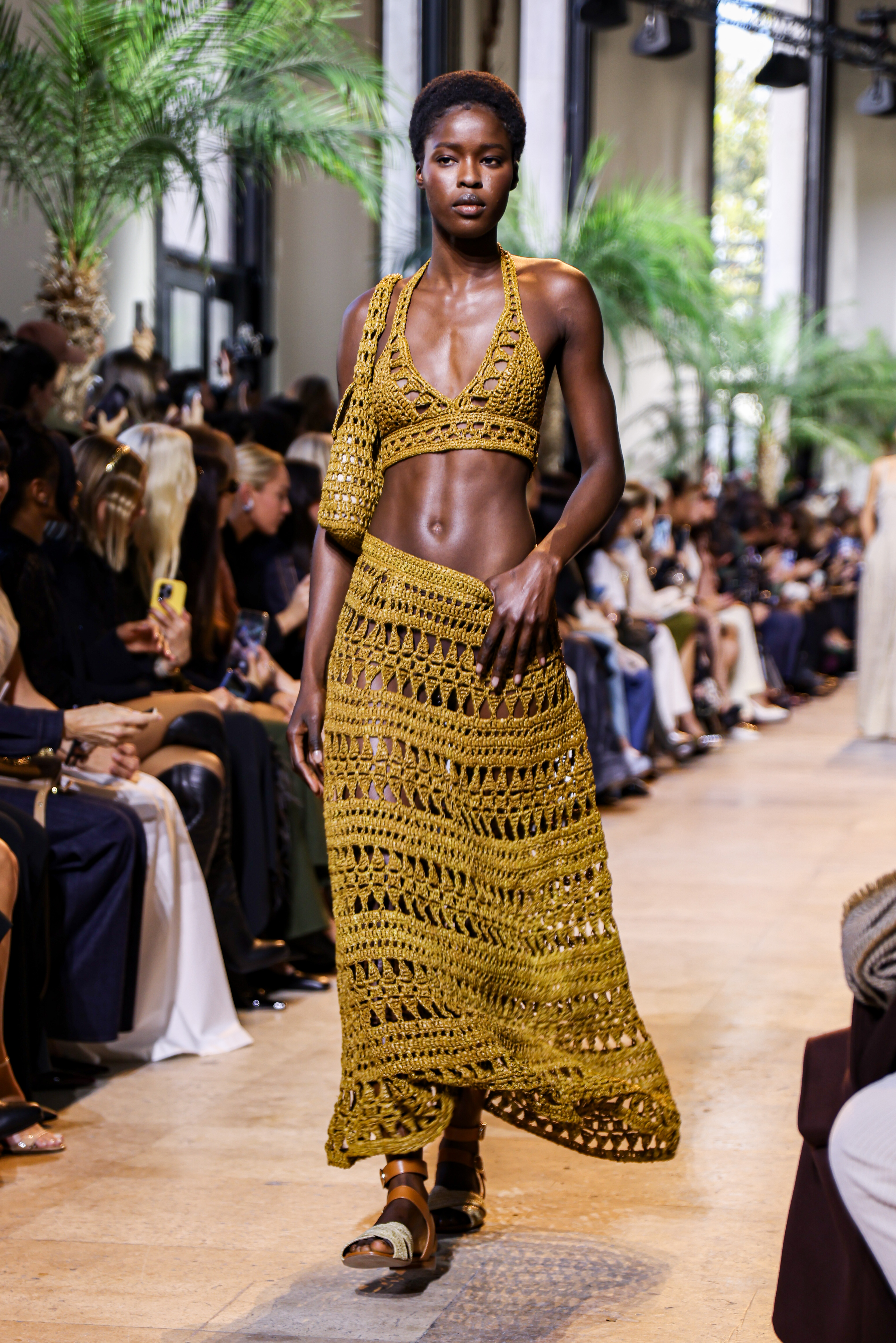 Desfile da coleção de primavera-verão 2025 da Elie Saab na semana de moda de Paris