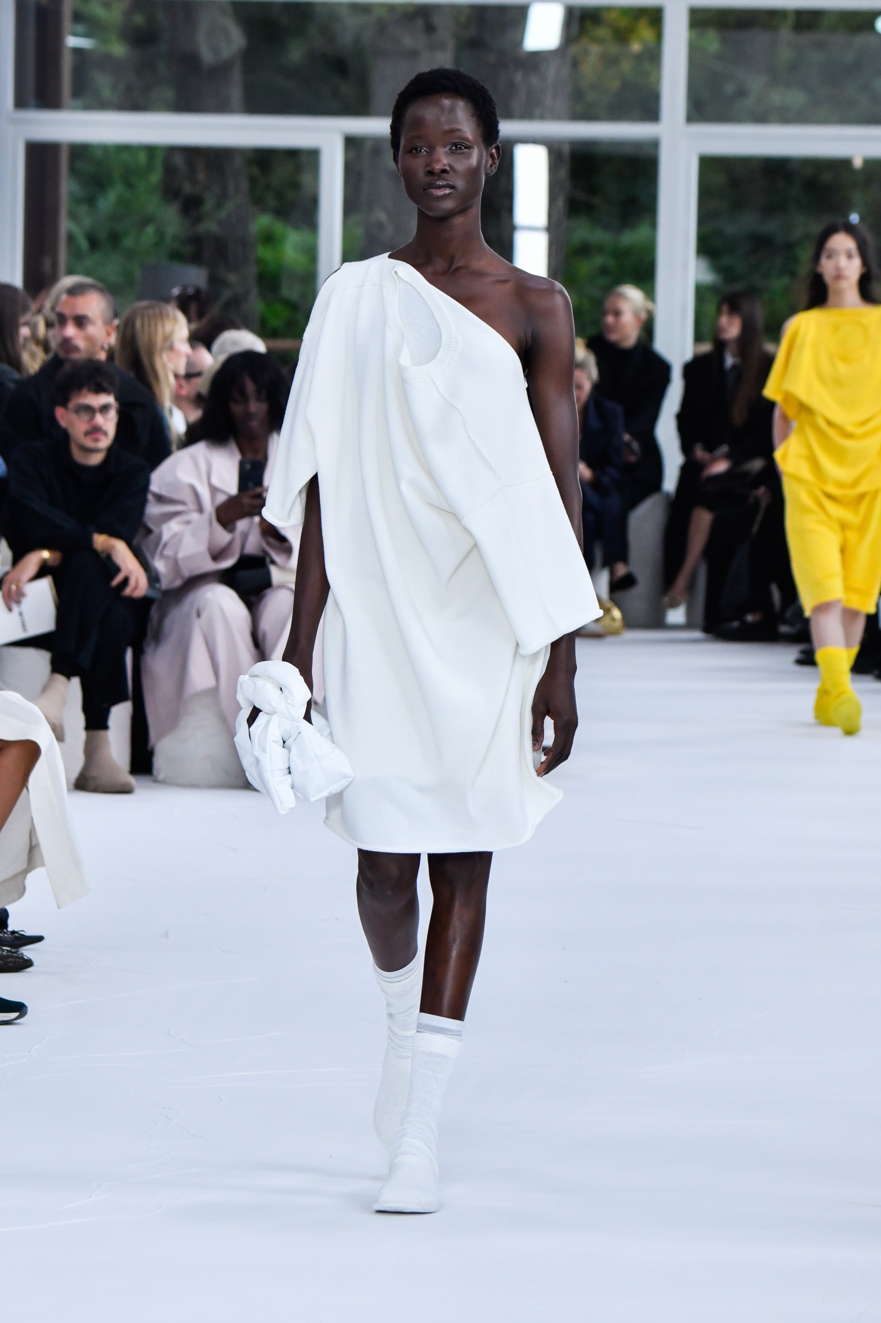 Desfile da coleção de primavera-verão 2025 da Issey Miyake na semana de moda de Paris