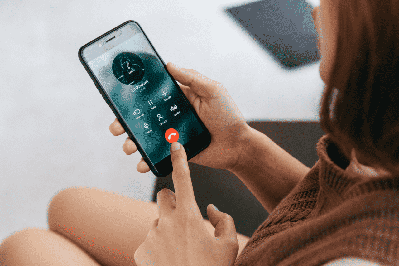 Proteja-Se: Principais Golpes Bancários Em 2025 E Como Se Defender 8 imagem de mulher usando celular