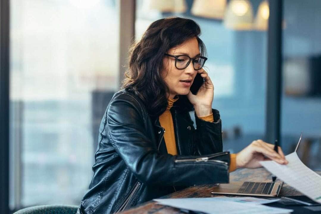 Trabalho Intermitente: O Que É, Como Funciona E Quais Os Direitos Do Trabalhador 88 Mulher de negócios ocupada trabalhando no escritório - Fotos do Canva