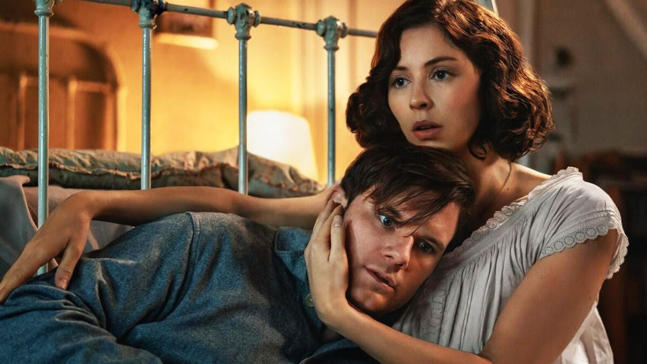 Hermione Corfield e Jeremy Irvine como Julia e Henry