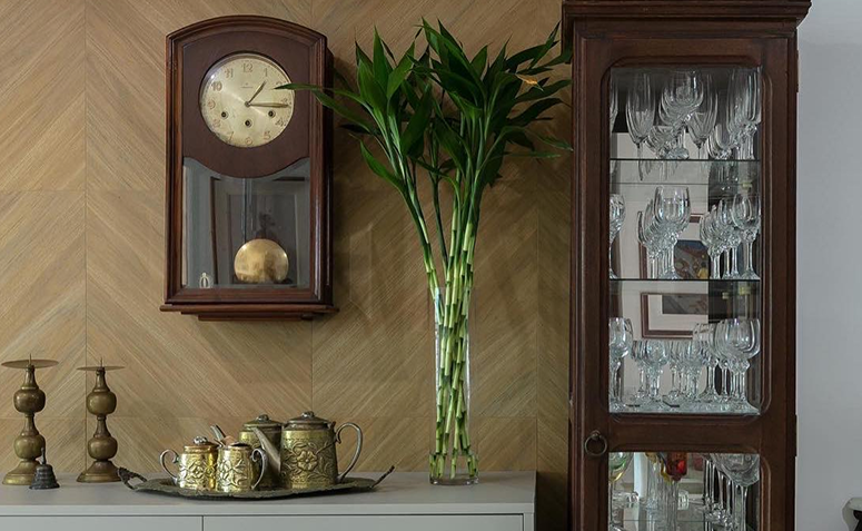 vaso transparente com água e bambu-da-sorte na decoração