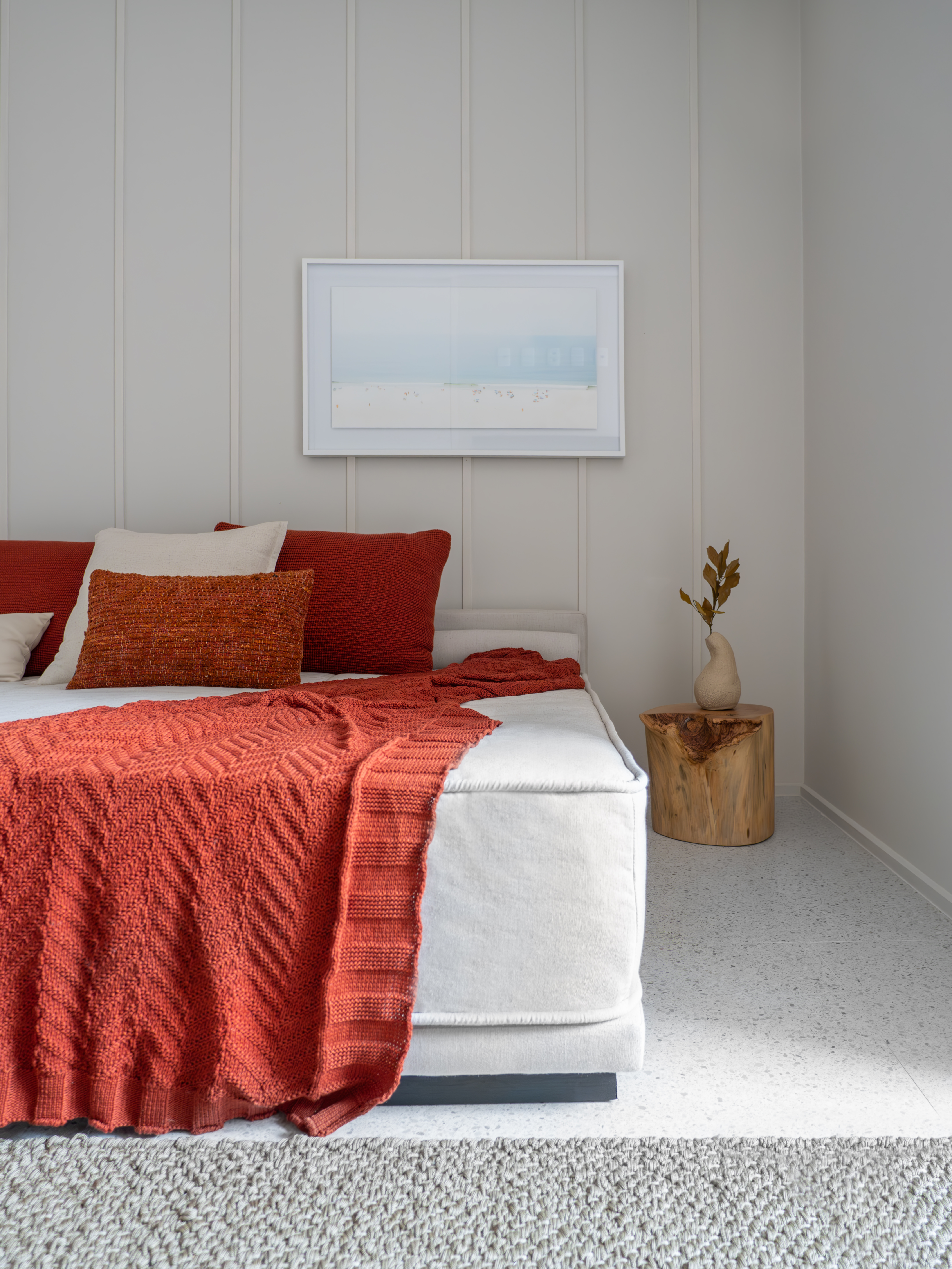 Apartamento-Leblon-Gabriella-Machado-05 Suíte de hóspedes versátil que funciona como extensão da sala, com móveis planejados e decoração clara