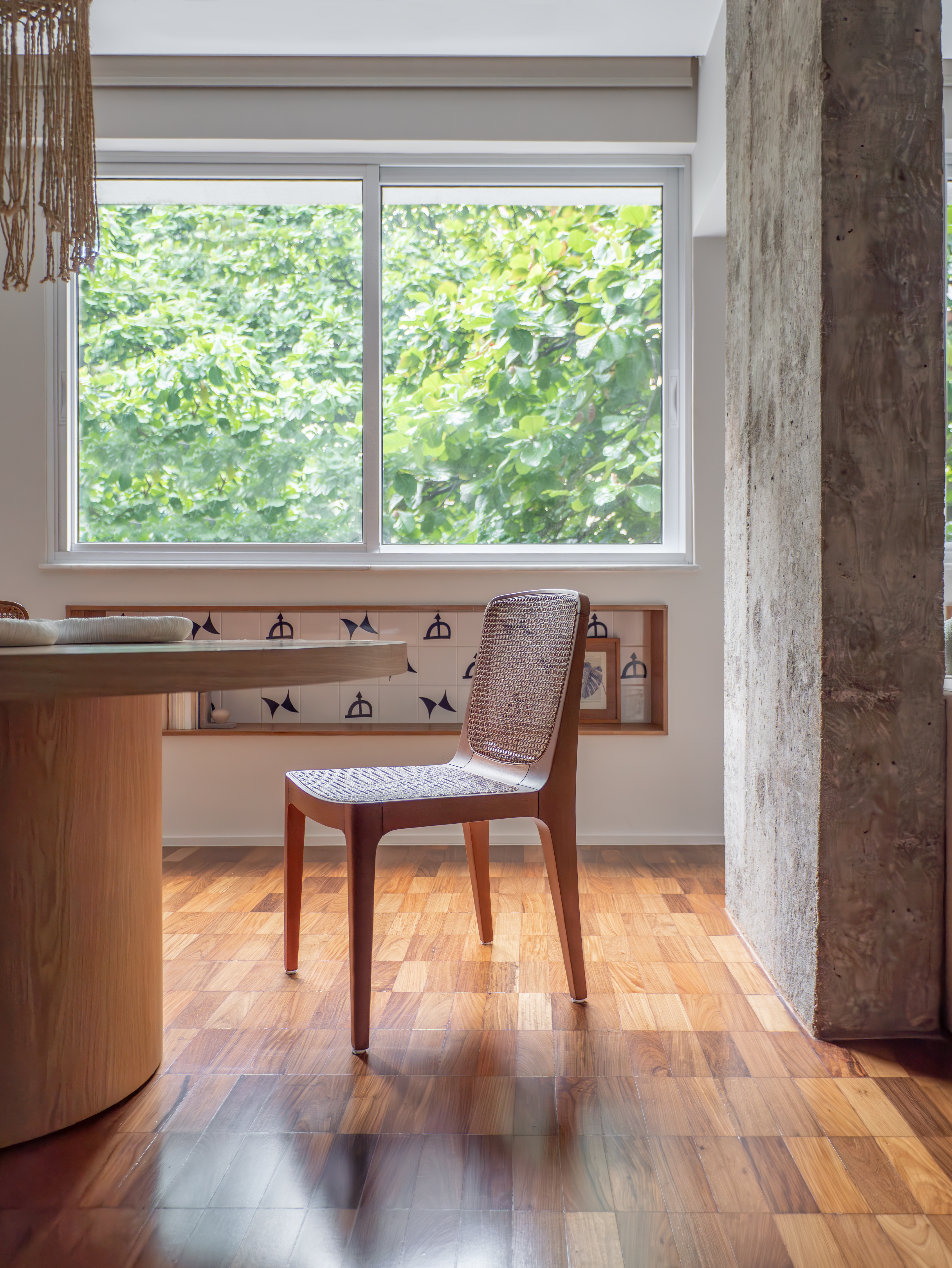 Apartamento-Leblon-Gabriella-Machado-09 Sala de jantar em tons claros com nichos com azulejos de Carybé.