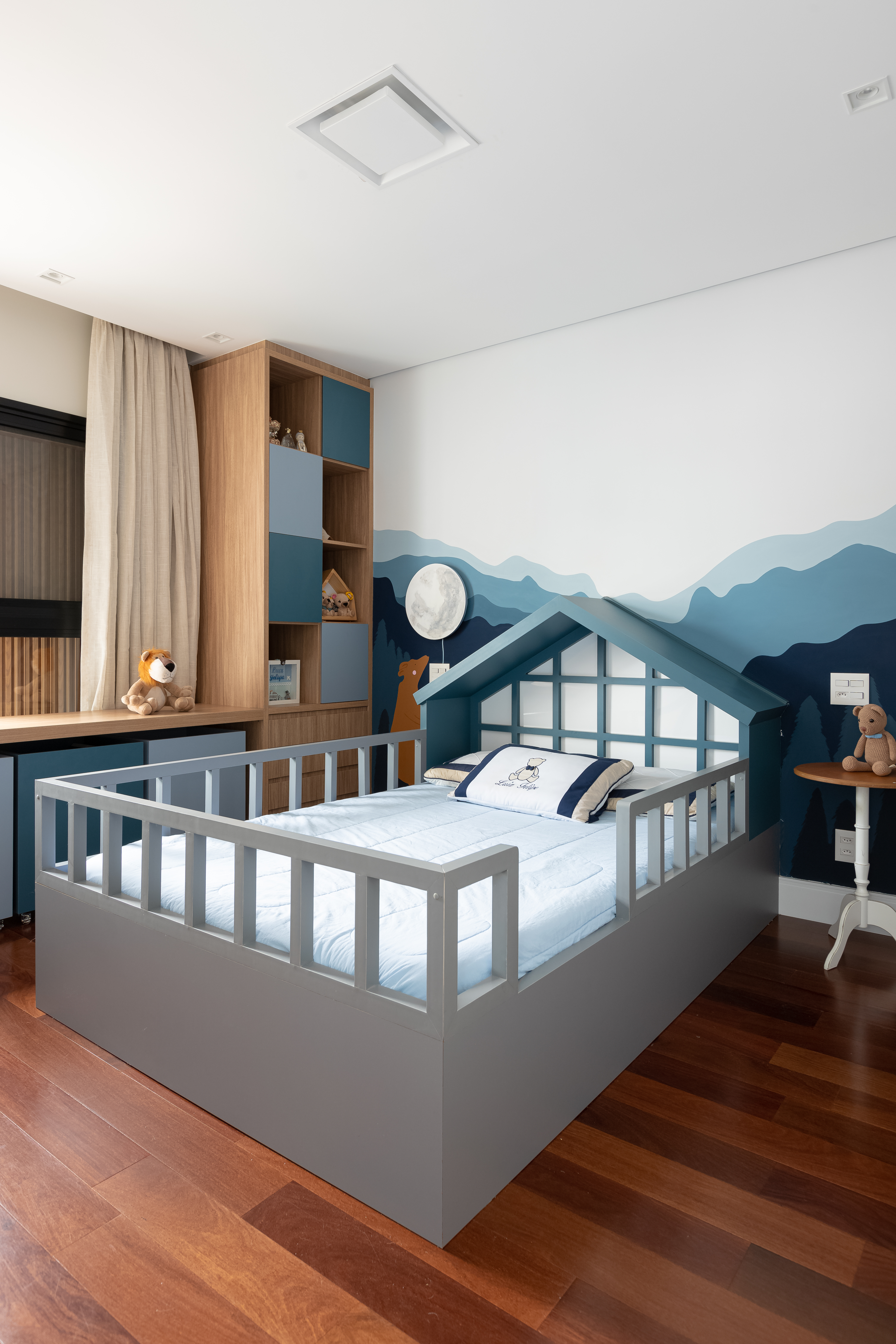 Quarto infantil criativo com cama em formato de casinha e decoração lúdica.