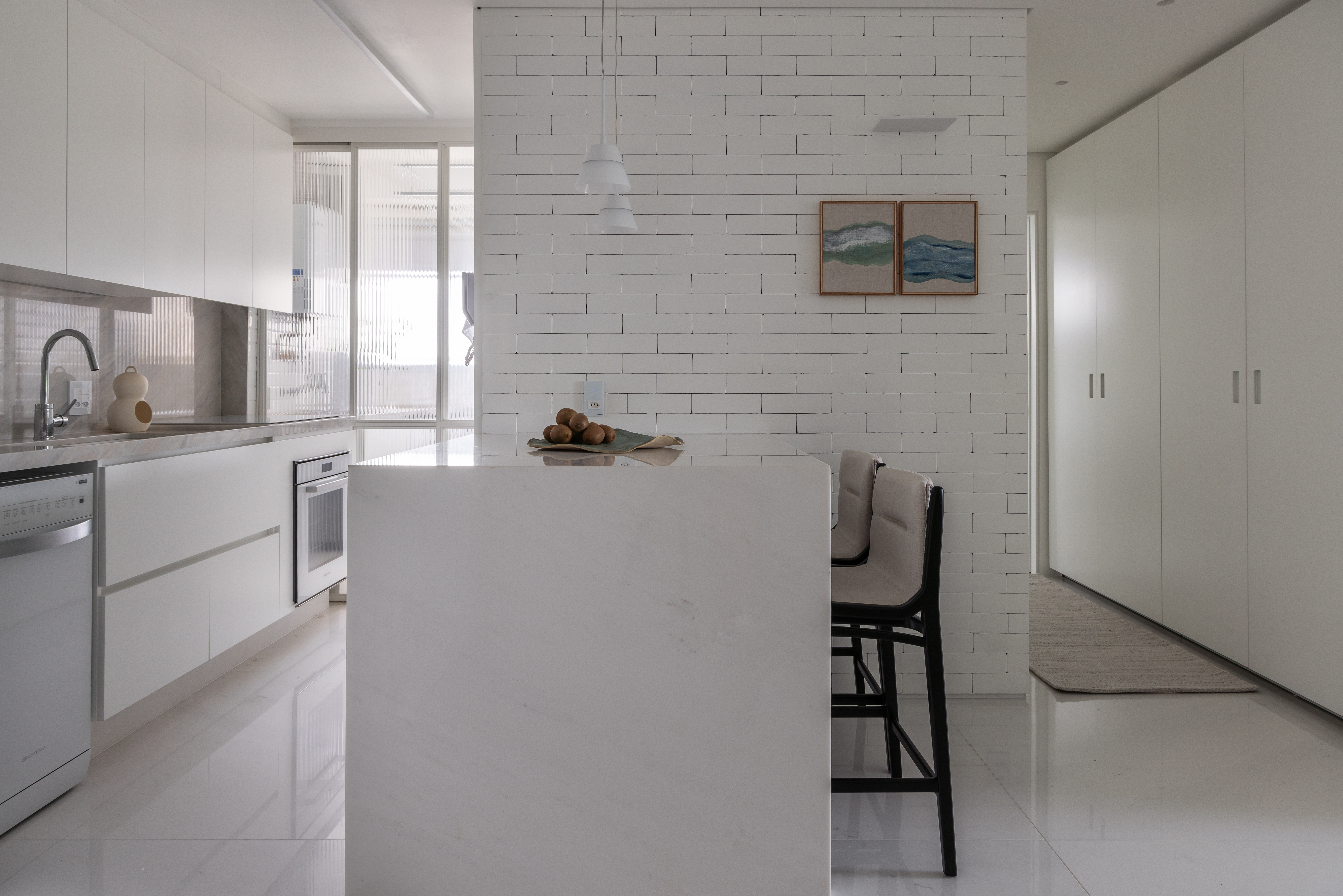 ambientes integrados e layout fluido em tons claros.