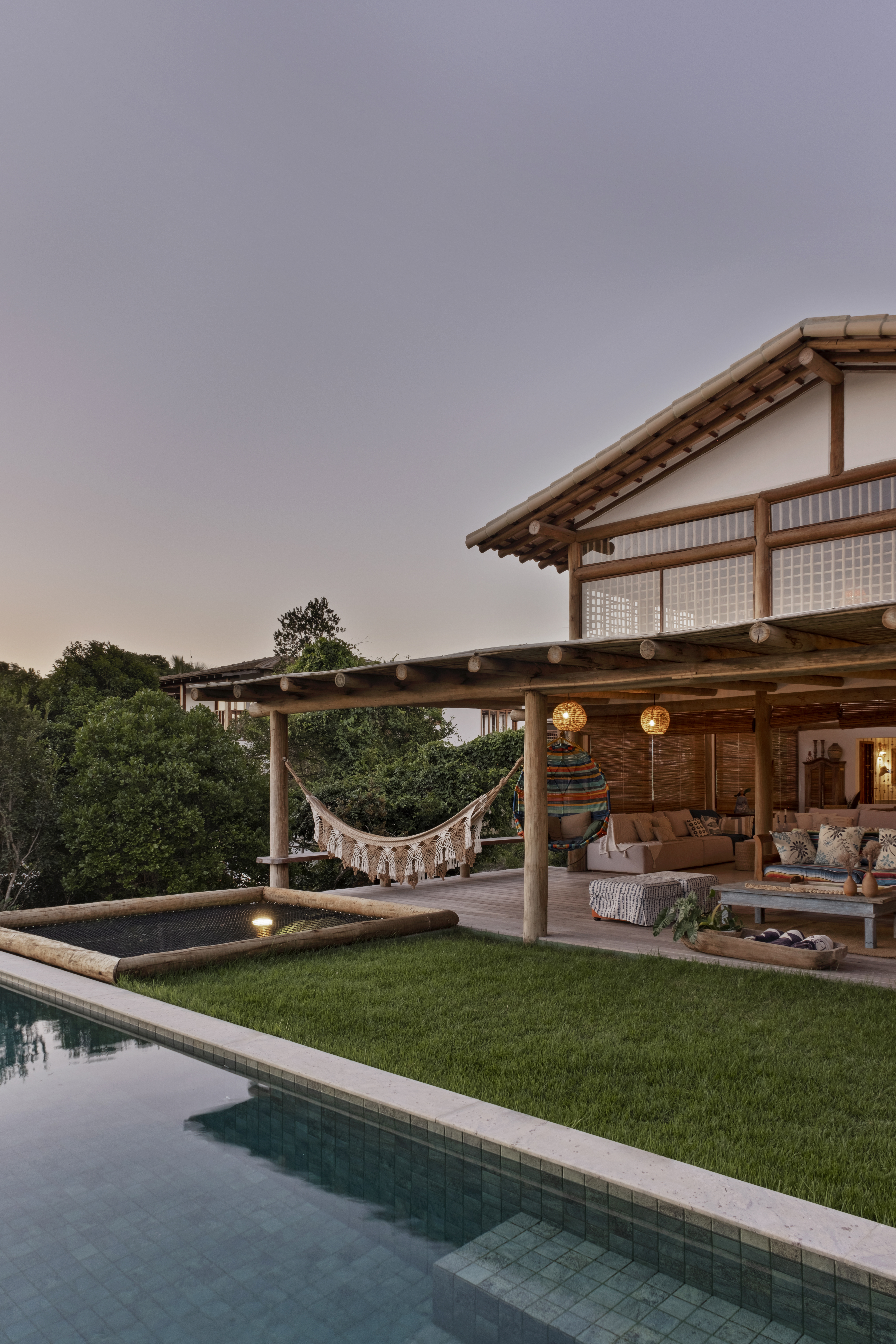 Vista da casa integrada à vegetação nativa e à área de preservação permanente em Trancoso
