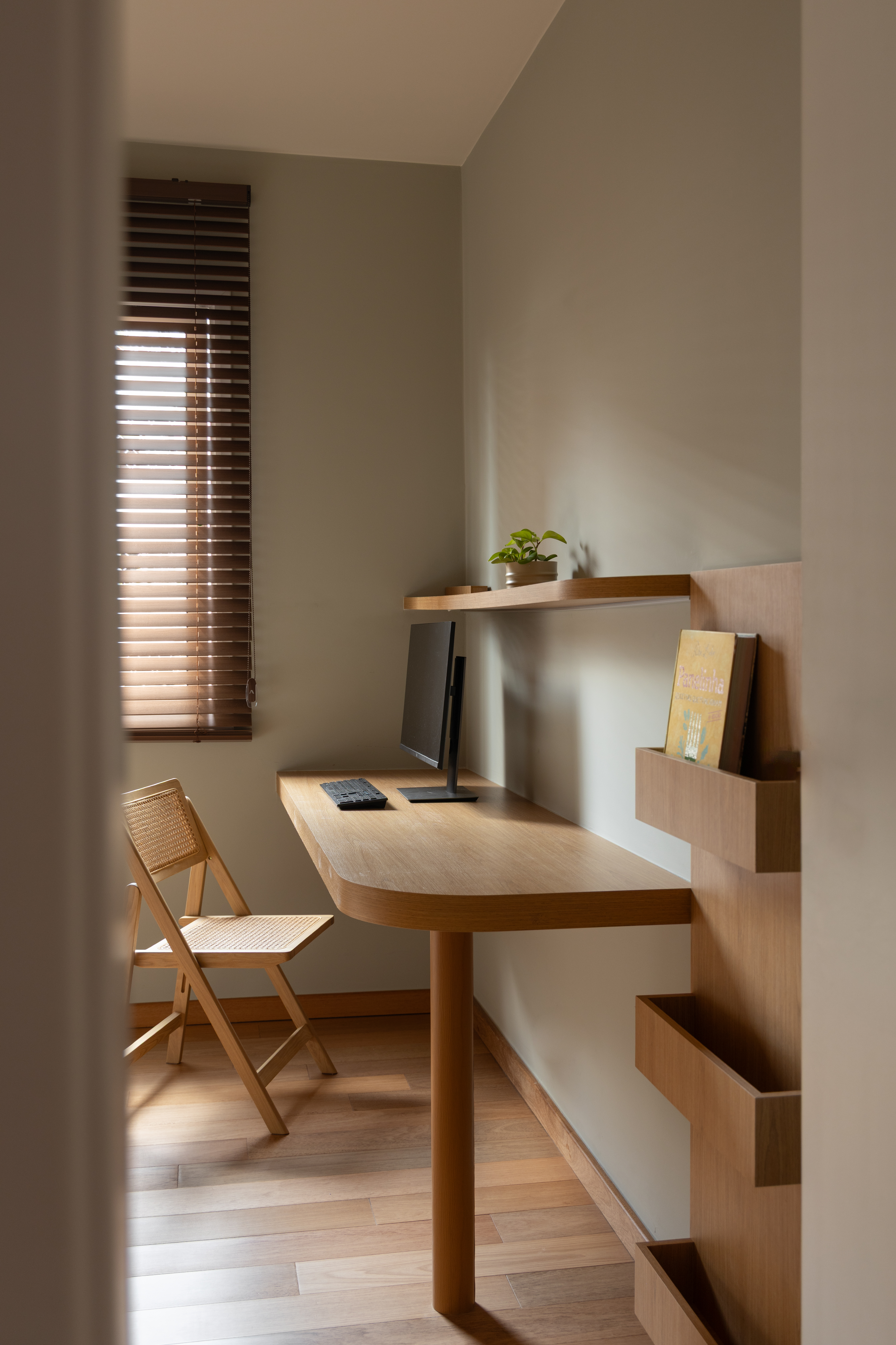 Foto de um dos quartos do apartamento.