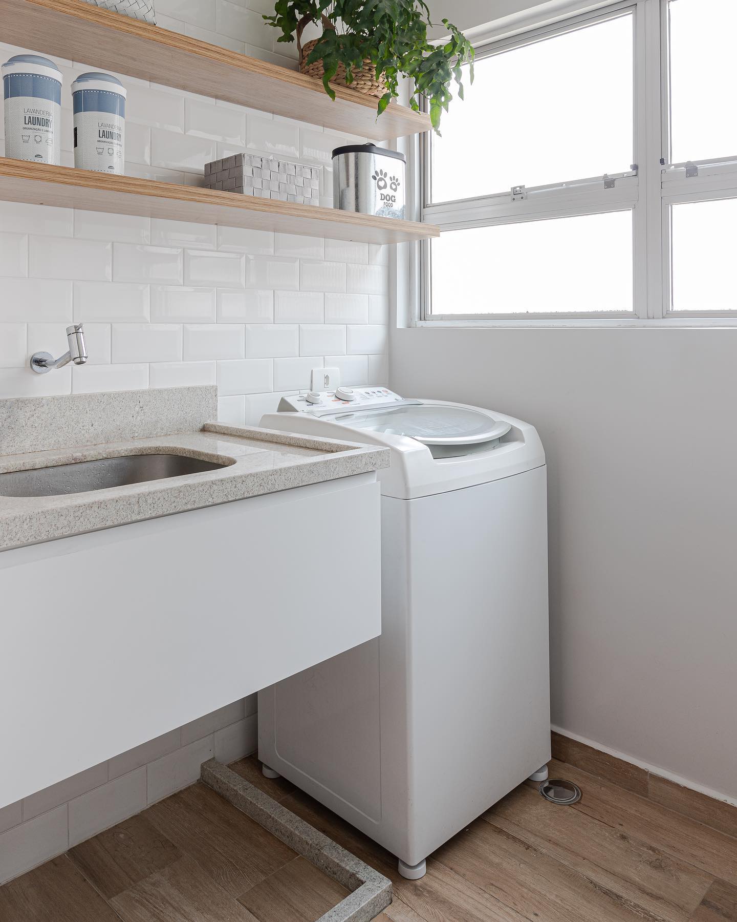 lavanderia branca com prateleiras abertas e itens organizados